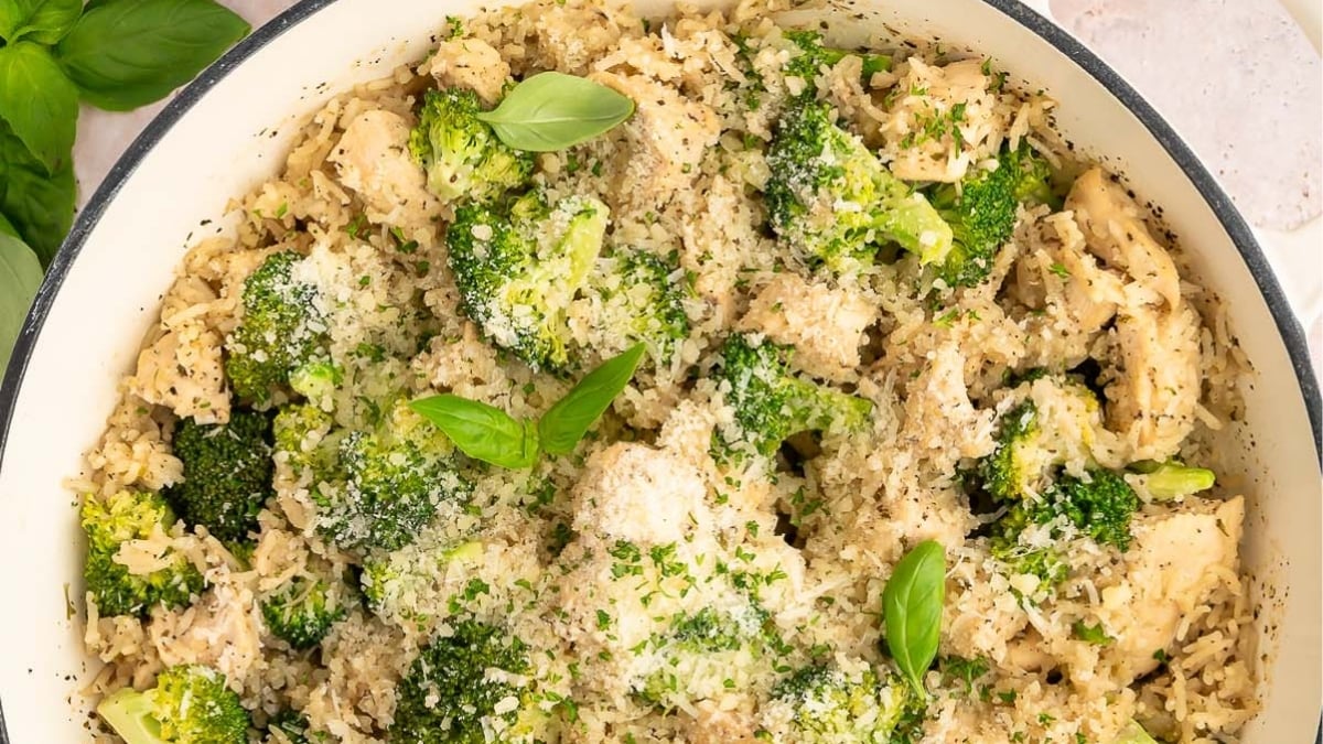 Healthy Chicken Rice and Broccoli - The Clean Eating Couple